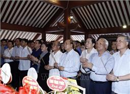 Thủ tướng Chính phủ và Chủ tịch Quốc hội dâng hương tưởng niệm Chủ tịch Hồ Chí Minh